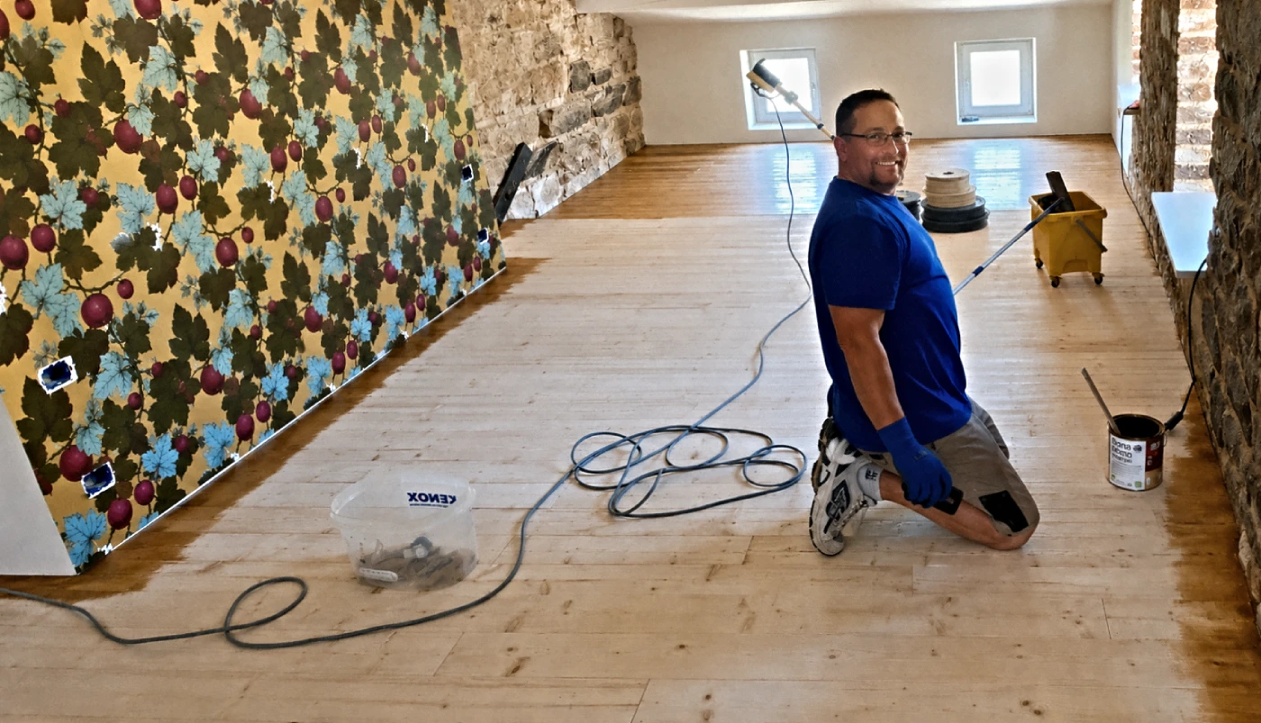 Antonio Citriniti al lavoro durante la posa di un pavimento in legno