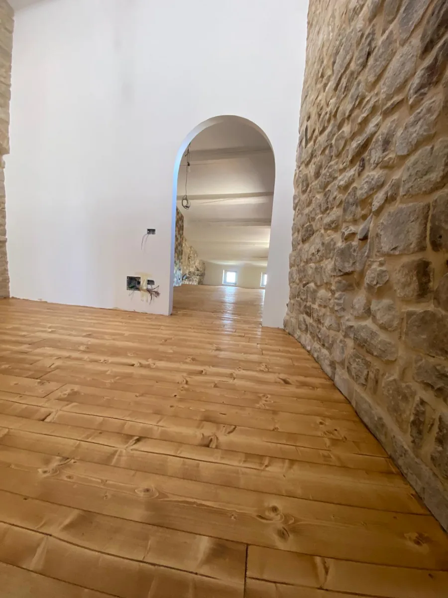 Parquet posato sotto un arco in pietra a vista