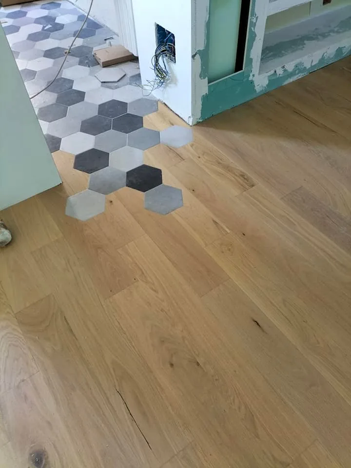 Raccordo tra piastrelle esagonali e pavimento in legno