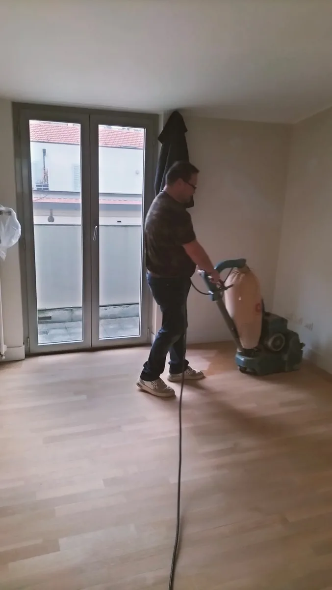 Levigatura del pavimento con aspirazione delle polveri