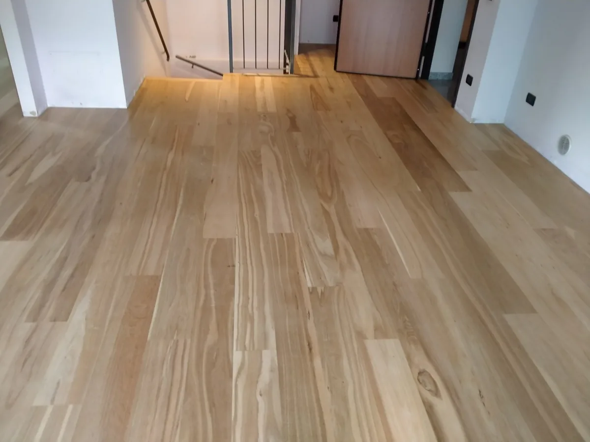 Stanza con pavimento in legno posato a spina di pesce